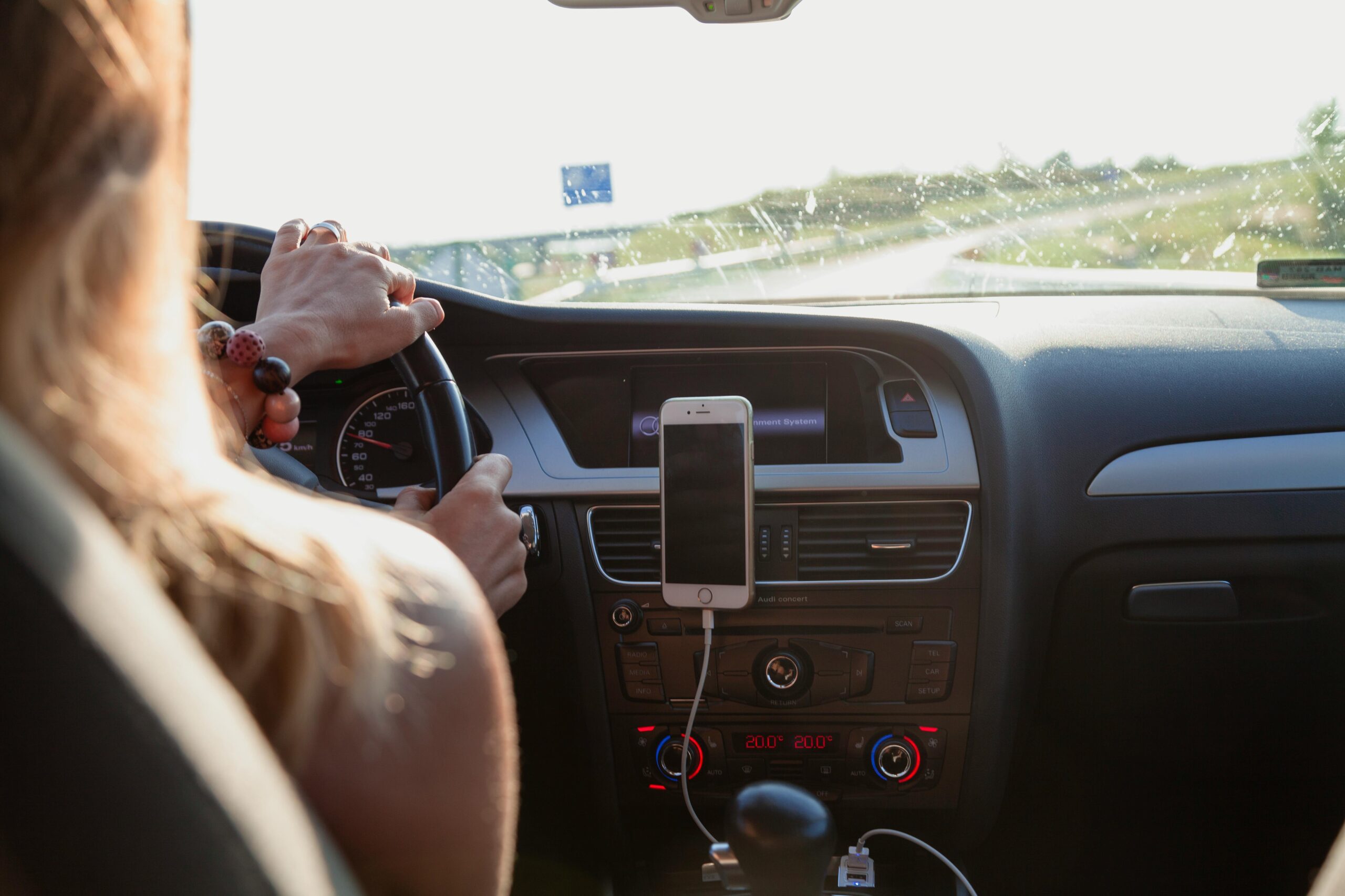 Welche Übungen helfen bei Rückenschmerzen nach langem Autofahren?